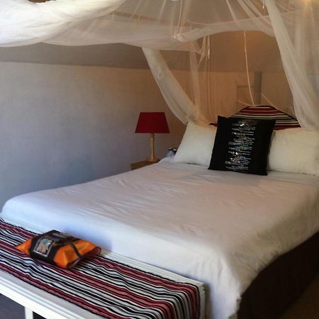 The Old House Bed & Breakfast Kasane Bilik gambar